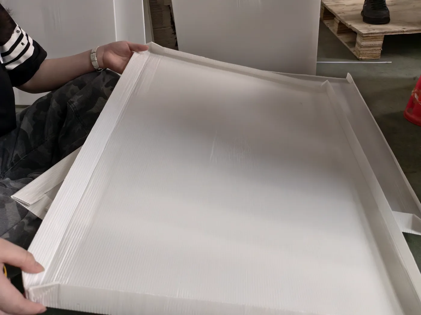 金迈员工检查中空板箱体结构