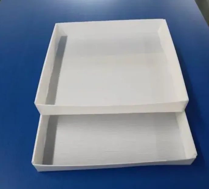 白色 PP 中空板折叠成型的冰箱底托
